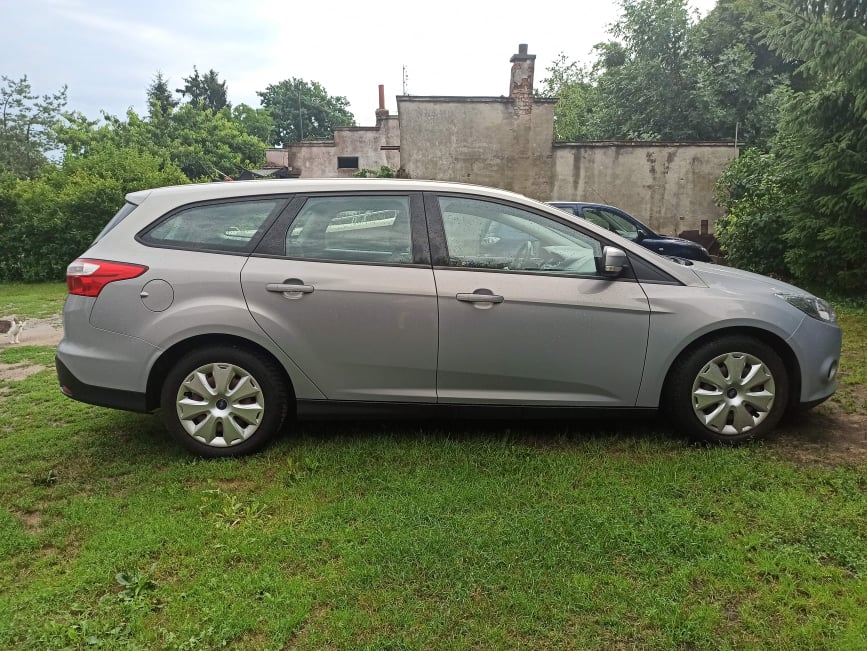 Sprzedam Forda Focusa III z 2011r z benzynowym silnikiem 1.6 o mocy 125 koni mechanicznych. Stan techniczny oceniam na bardzo dobry. Silnik w stanie bardzo dobrym, nie kopci, nie dymi itd. Auto salonowe