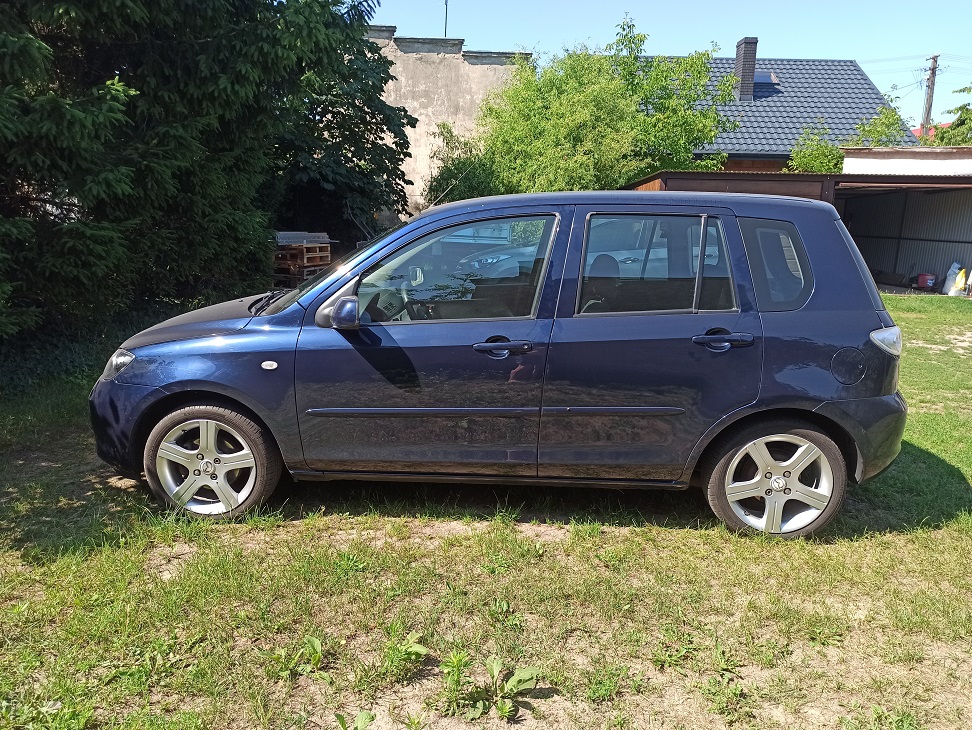 Sprzedam Mazdę 2 z 2006 roku z sinikiem diesla 1.4. Stan techniczny samochodu oceniam na bardzo dobry. Silnik, zawieszenie oraz skrzynia biegów bez zastrzeżeń. Silnik pracuje ładnie równo i cicho.