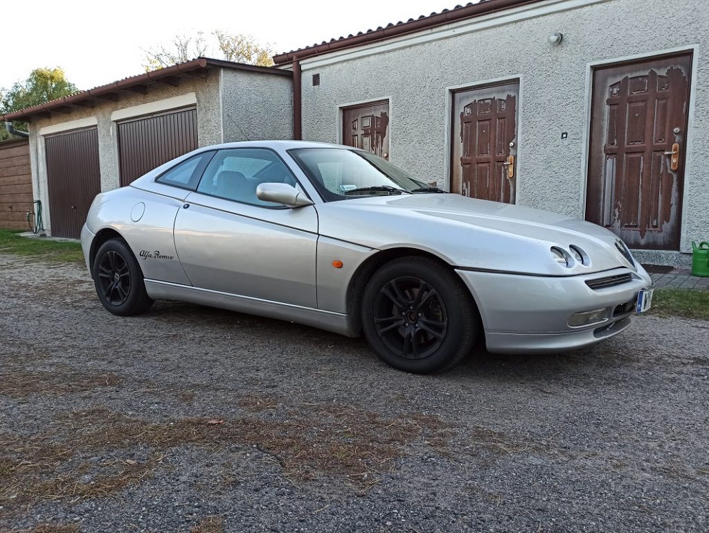Alfa Romeo GTV 2.0 Benzyna, 1998r. Stan samochodu określam jako dobry (jak na swoje lata oczywiście) Technicznie samochód sprawny na chodzie. Silnik, zawieszenie oraz skrzynia biegów bez zastrzeżeń.